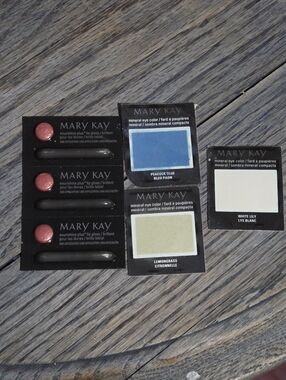 Mary Kay Eyeshadow Trio - White, Blue, Pink